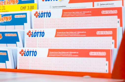 Bulletin Swiss Lotto dans le présentoir Swiss Lotto-Spielscheine im Spielständer. Bulletin Swiss Lotto dans le présentoir. Schedine Swiss Lotto nell'espositore schedine.
