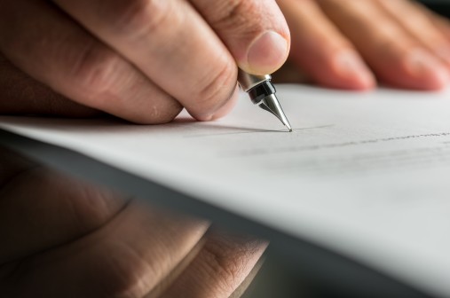 Unterschreiben Person unterschreibt Vertrag. Une personne signant un contrat. Una persona firma un contratto.