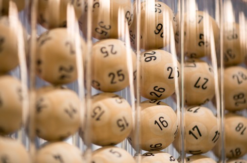 Appareil de tirage avec les boules du Swiss Lotto Ziehungsmaschine mit Lotto Kugeln. Appareil de tirage avec les boules du Swiss Lotto. Apparecchio di estrazione con le palline del Lotto.