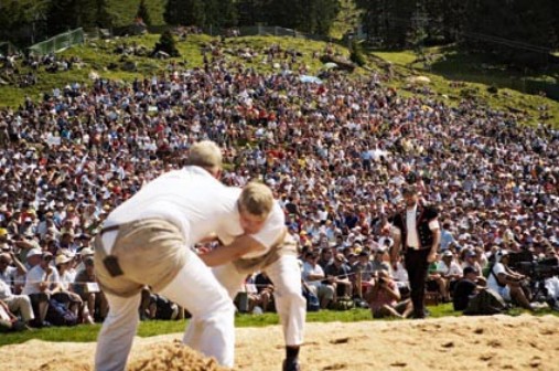 Deux lutteurs en action à la fête de lutte suisse du Schwägalp Zwei Schwinger auf der Schwägalp am Schwingen. Deux lutteurs en action à la fête de lutte suisse du Schwägalp. Due atleti di lotta svizzera in azione sulla Schwägalp.