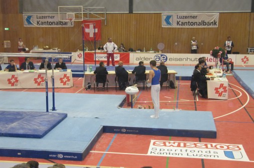 Kunstturner mit Luzerner-und Swisslos-Logo. Gymnastes avec le logo de Lucerne et de Swisslos. Ginnasti dell'artistica con il logo di Lucerna e di Swisslos.