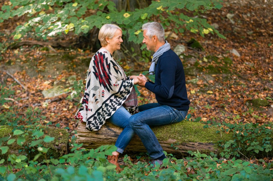 player protection Frau und Mann sitzen sich gegenüber. Une femme et un homme assis face à face. Una donna e un uomo sono seduti una di fronte all'altro.