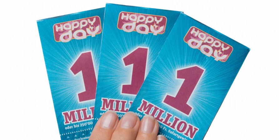 Drei Happy Day Lose in einer Hand. Trois billets Happy Day dans une main. Tre biglietti Happy Day in una mano.