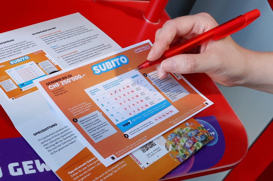 Subito Spielschein ausfüllen 2025 Nahaufnahme, wie ein Spieler einen Subito Spielschein ausfüllt. Gros plan sur un joueur remplissant le bulletin Subito. Primo piano di un giocatore che compila la schedina Subito.