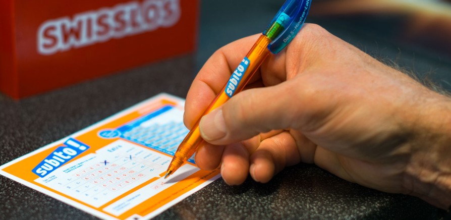 Subito Spielschein ausfüllen Nahaufnahme, wie ein Spieler einen Subito Spielschein ausfüllt. Gros plan sur un joueur remplissant le bulletin Subito. Primo piano di un giocatore che compila la schedina Subito.