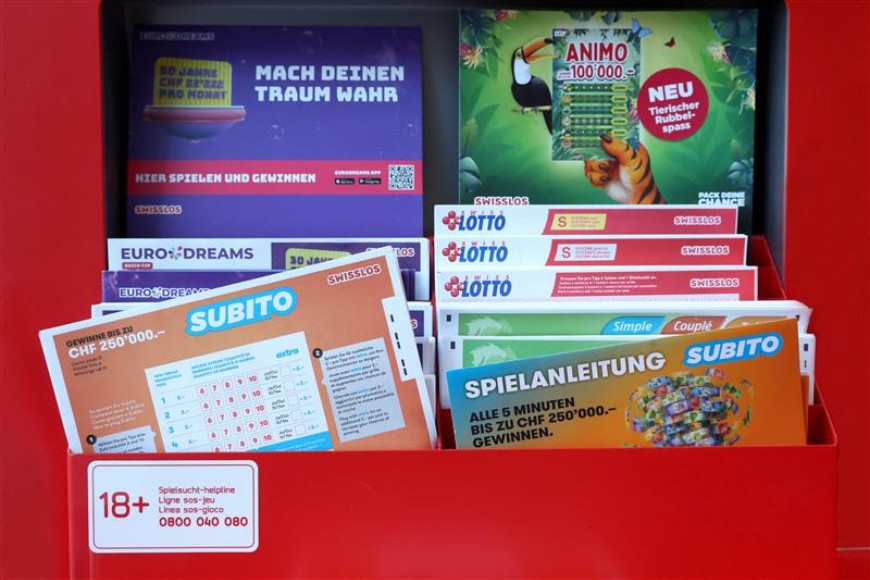 Subito Spielschein im Spielständer Closeup 2025 Nahaufnahme eines Subito Spielscheine im Spielscheinständer. Gros plan sur un bulletin Subito dans un présentoir. Primo piano di una schedina Subito nell'espositore schedine.