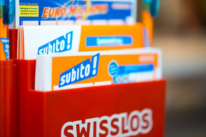 Subito Spielschein im Spielständer Closeup Nahaufnahme eines Subito Spielscheine im Spielscheinständer. Gros plan sur un bulletin Subito dans un présentoir. Primo piano di una schedina Subito nell'espositore schedine.