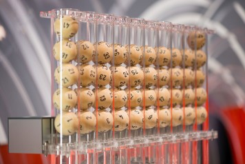 Palline Swiss Lotto prima di essere vuotate nell'apparecchio di estrazione.