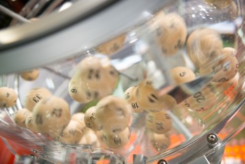 Primo piano delle palline del Lotto nell'apparecchio di estrazione. 